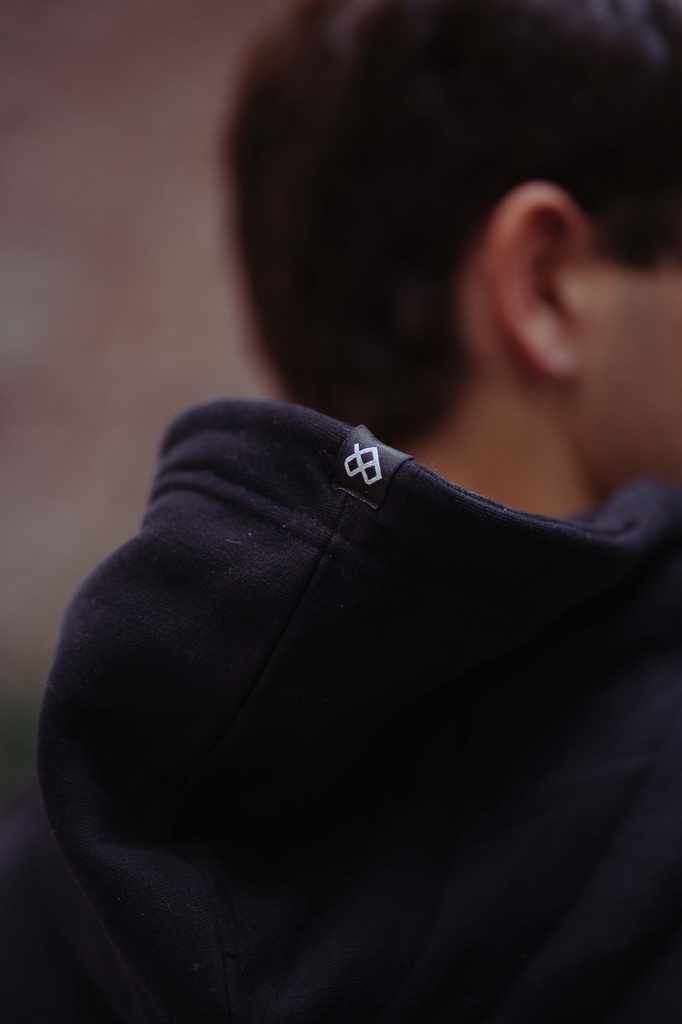 CAMPERA CANGURO - TRES ANGULOS