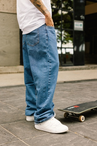 [083215090] PANTALON DENIM - RELAJADO